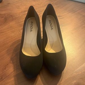 Soda “ANDI” women’s closed round toe slip on, mid heel pump shoe. Size 7.5